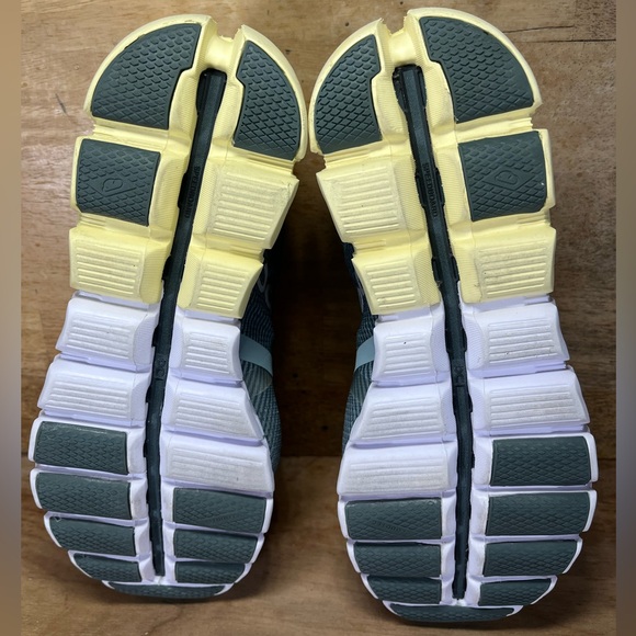 On CloudFlow REFLECTIVE Womens Size 7 Running Shoes Sneakers Green Yellow - Picture 8 of 12